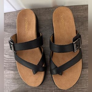 NWT Vionic Carmela Leather Sandals Size 6